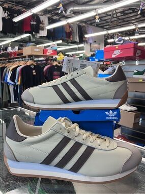 Women’s Adidas Country OG Sand Earth Strata Size 10